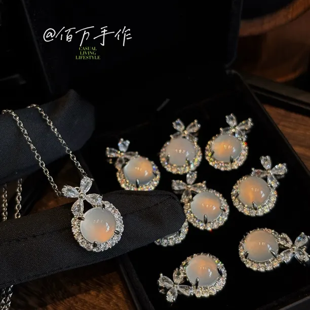 【佰万手作】冰透蝴蝶结公主天然玉髓项链（带证
