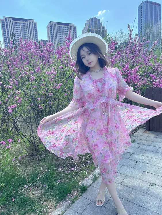 财阀千金女装 2025芙蓉粉大摆新款V领碎花气质显瘦轻奢连衣裙
