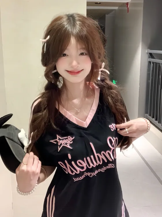 显瘦夏季刺绣高质量吸汗休闲风短袖INS风气质洋气T恤V领ins拼接