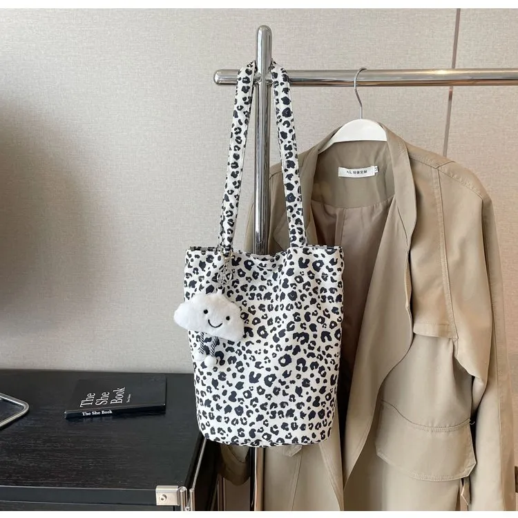 帆布包包女大容量2025新款夏天豹纹小众单肩水桶包上课通勤托特包