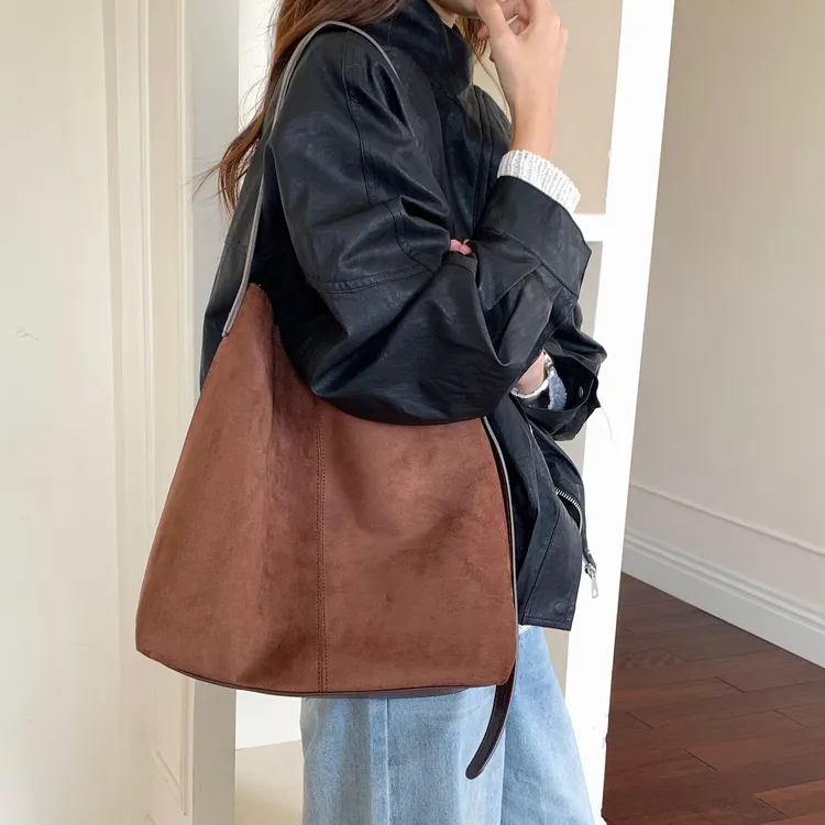 竹笋喵喵 韩系松弛感绒面托特包女2025秋冬大容量复古简约水桶包