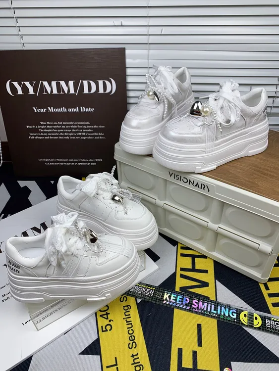 欧货厚底小白鞋女2025春秋爆款珍珠系带小个子增高板鞋松糕鞋