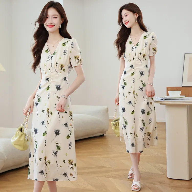 盐系轻熟连衣裙夏季2025新款女装收腰显瘦领精致碎花裙