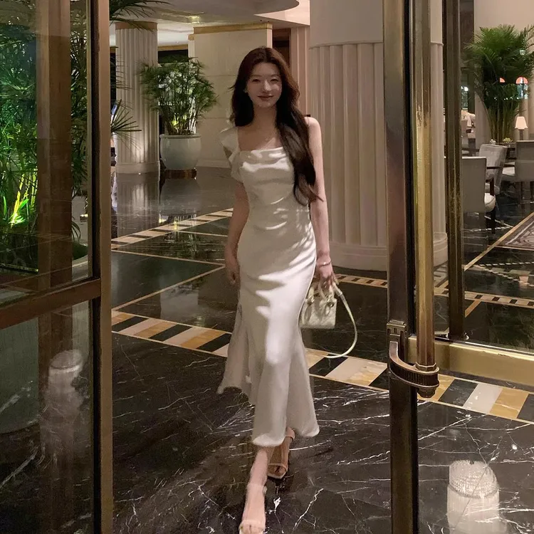 设计感小众修身白色缎面吊带连衣裙女夏季气质收腰显瘦开叉中长裙