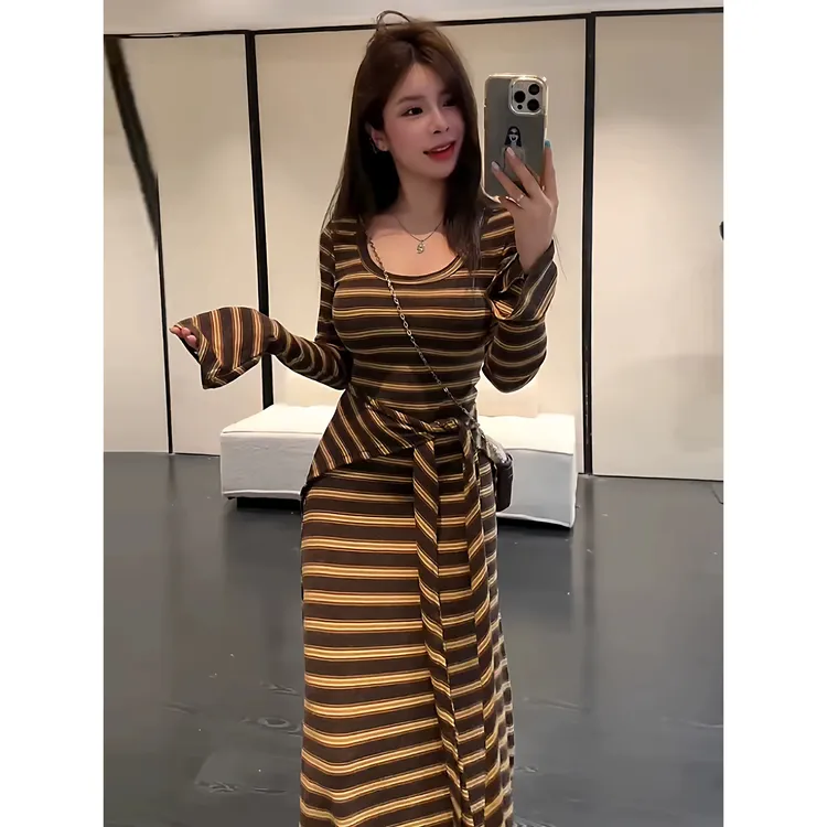 复古配披肩撞色条纹喇叭袖连衣裙女2025秋季新款高腰显瘦过膝长裙