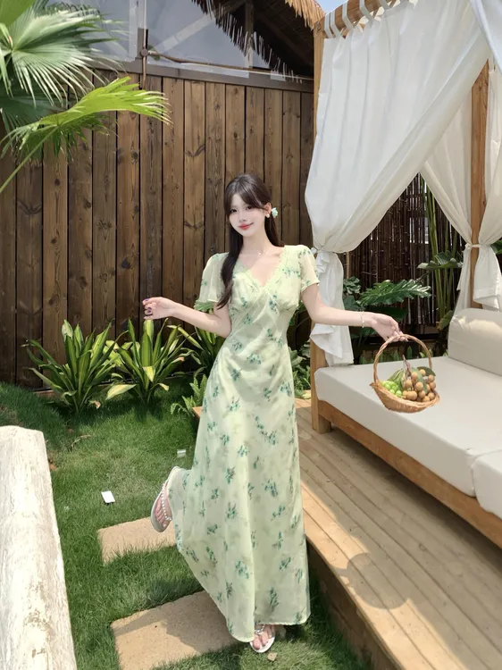 夏季新款复古碎花连衣裙女温柔甜美风气质v领收腰显瘦中长款裙子