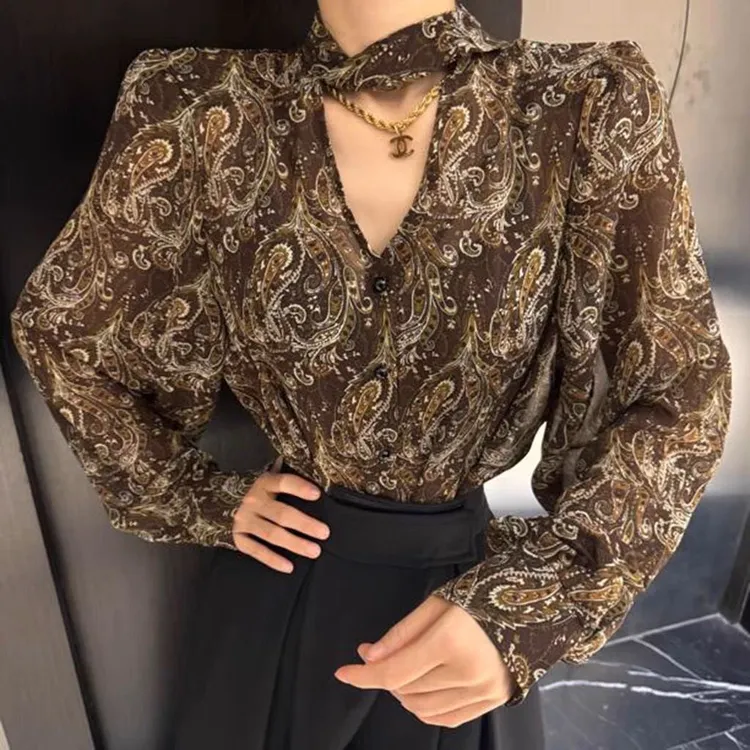 印花衬衫年轻V领加飘带设计咖色腰果花带闪丝微微透视觉感