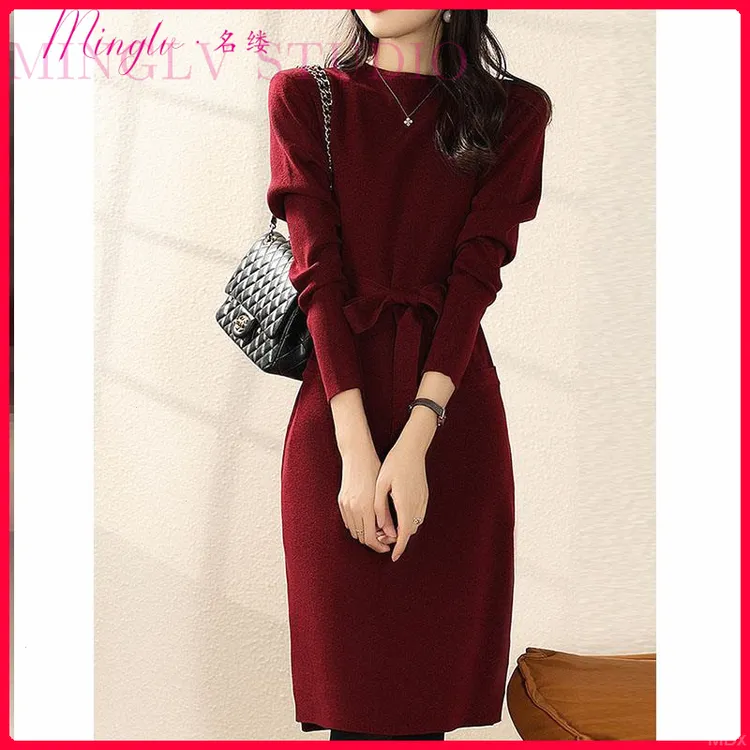 复古暗红2025年秋季新款连衣裙子女直筒中长款针织开叉配大衣毛裙