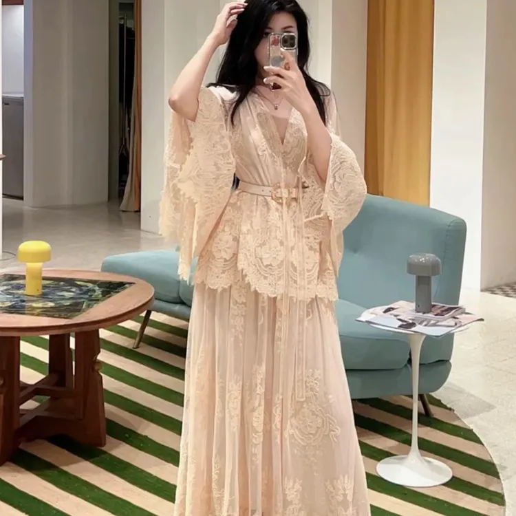 【老板娘衣橱】奶油色系带领蕾丝镂空喇叭袖衬衫上衣蕾丝衫25200