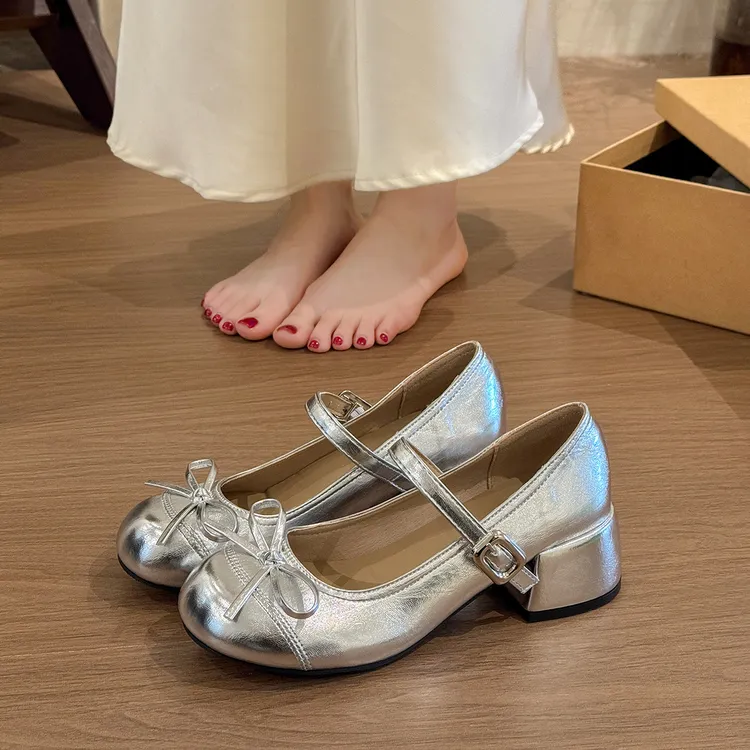 法式银色粗跟浅口单鞋女2025年新款夏季配裙子高跟jk玛丽珍小皮鞋