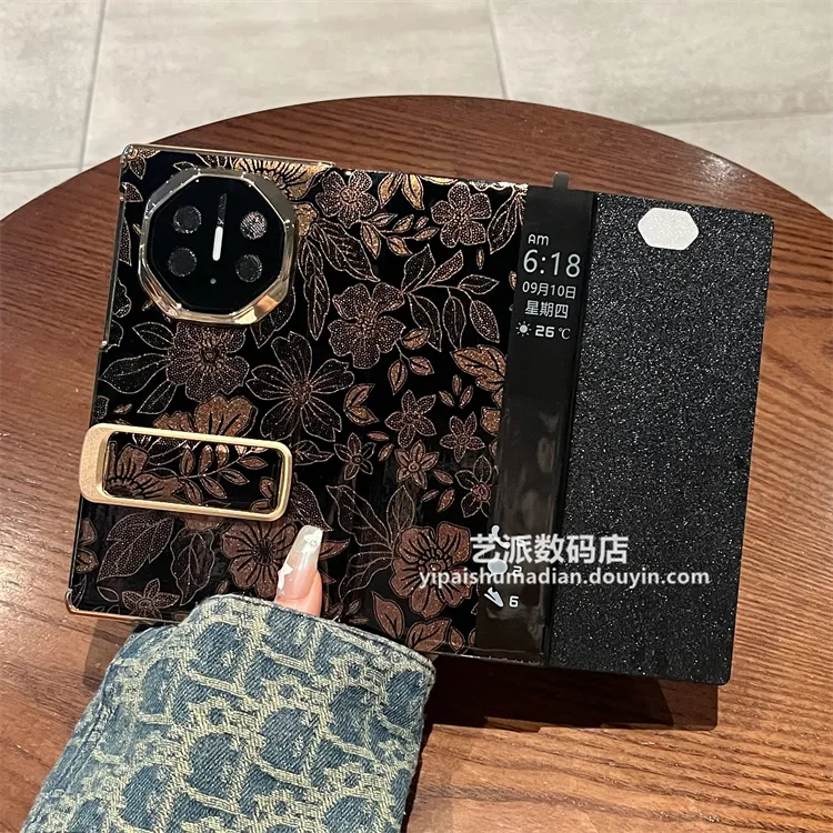 适用华为mate xt三折叠非凡大师手机壳金色花纹腕带支架翻盖皮套 
