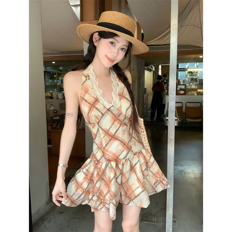 法式格子蕾丝边V领挂脖连衣裙女2025夏季新款收腰显瘦A字吊带裙子