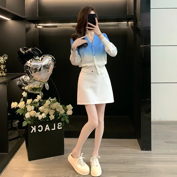 洋气蓝色渐变针织长袖上衣气质穿搭一整套女秋白色牛仔短裙两件套