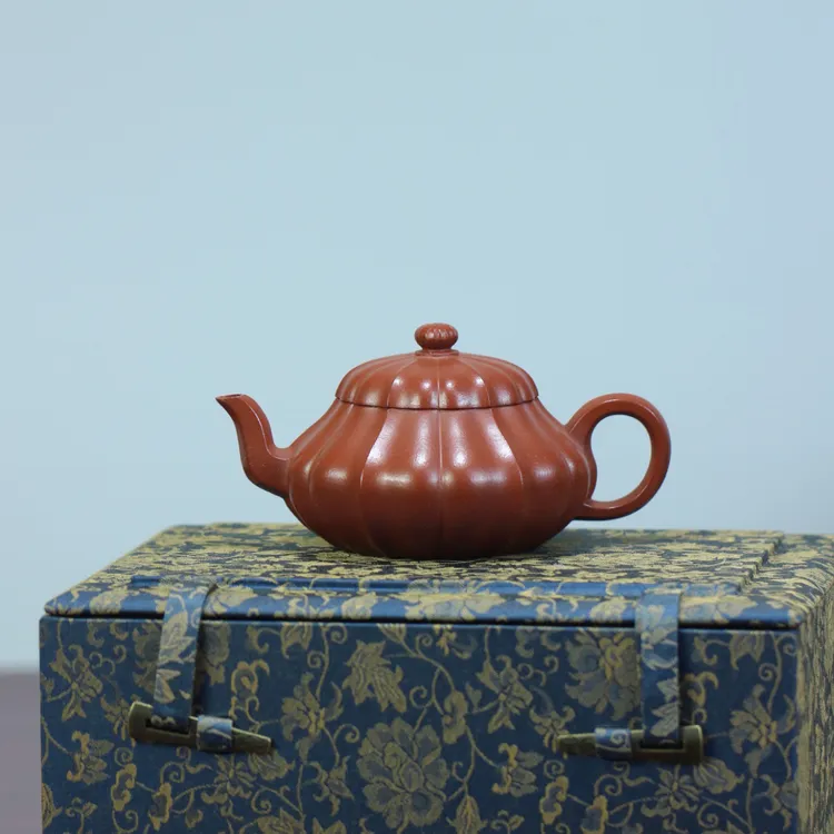 筋纹君德，国家级工艺美术师周玉奇，原矿朱泥，手工 150cc，7孔出水。