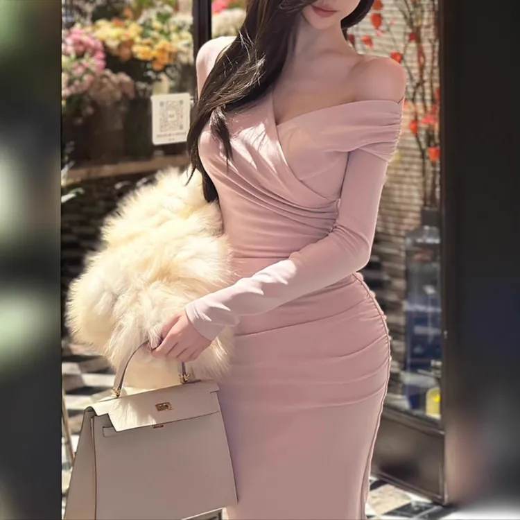 粉色巧儿序曲交叉不规则包臀裙女秋冬修身显瘦斜肩抽褶长袖连衣裙