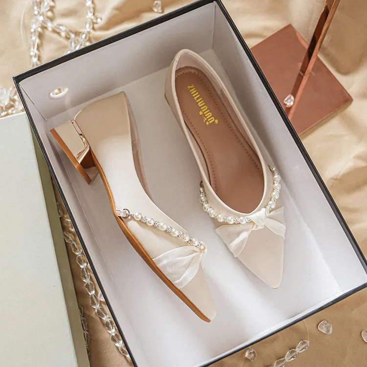 珍珠单鞋尖头女粗跟2025新款夏季百搭鞋子法式黑色浅口春秋鞋女潮