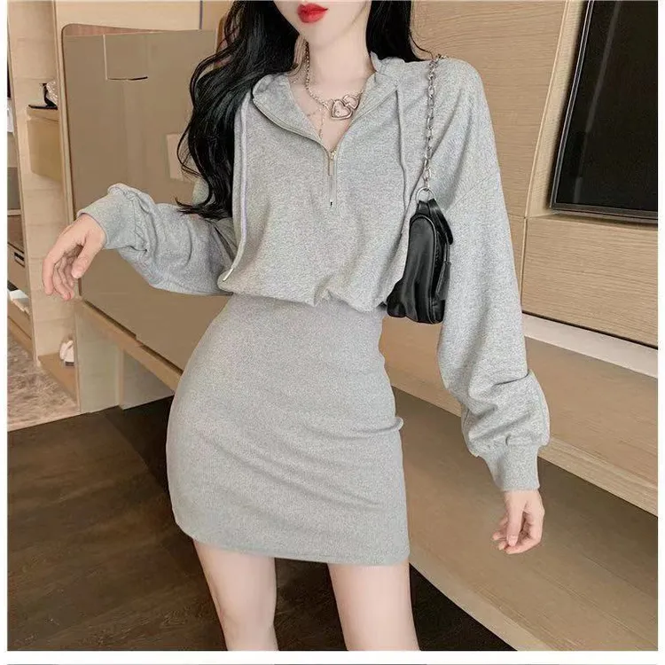 A秋冬季2025新款轻熟风收腰显瘦小个子连衣裙女长袖连帽打底卫衣