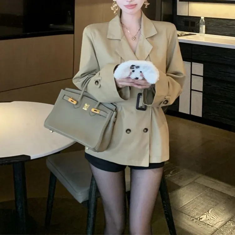 法式高级感气质双排扣外套女装秋季翻领短款韩版小黑裙赫本风风衣