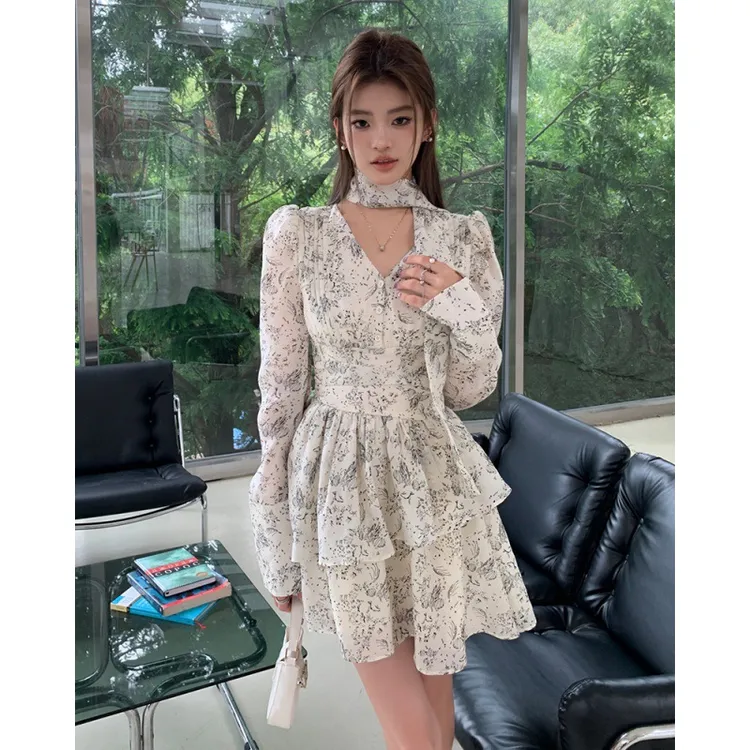 连衣裙蕾丝裙子V领法式收腰花苞裙女装秋季长袖碎花