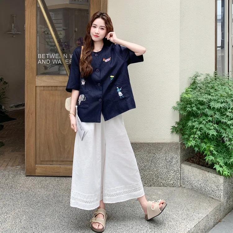高级小众不撞款套装2025夏爆款刺绣藏青小衫白色阔腿九分裤两件套
