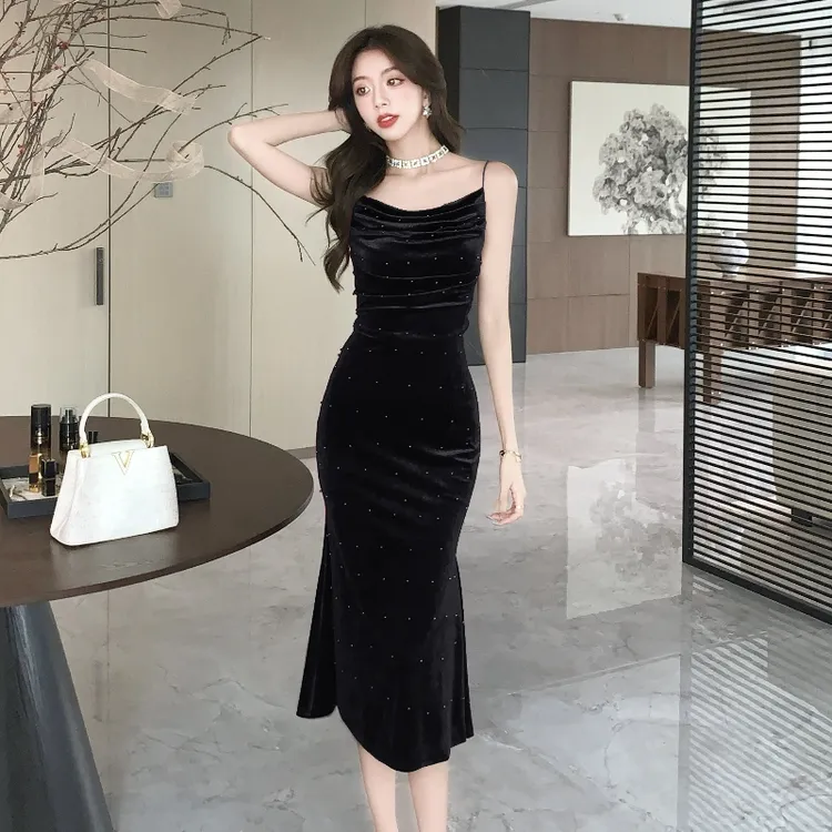 丝绒吊带裙2025新款女法式高级感收腰显瘦气质秋冬打底内搭连衣裙