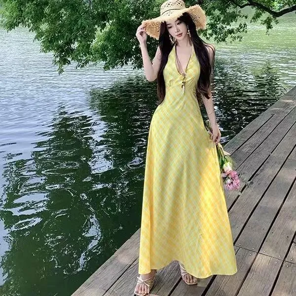 时尚气质浪漫法式简约性感v领挂脖连衣裙女设计感温柔度假风长裙