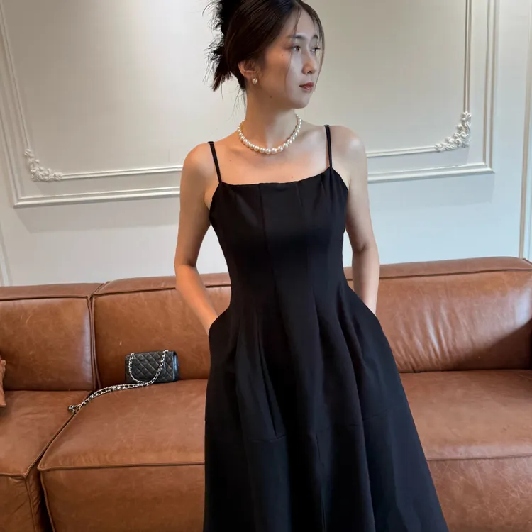 秋季新款优雅收腰大摆无袖A字吊带小黑裙赫本风气质显瘦
