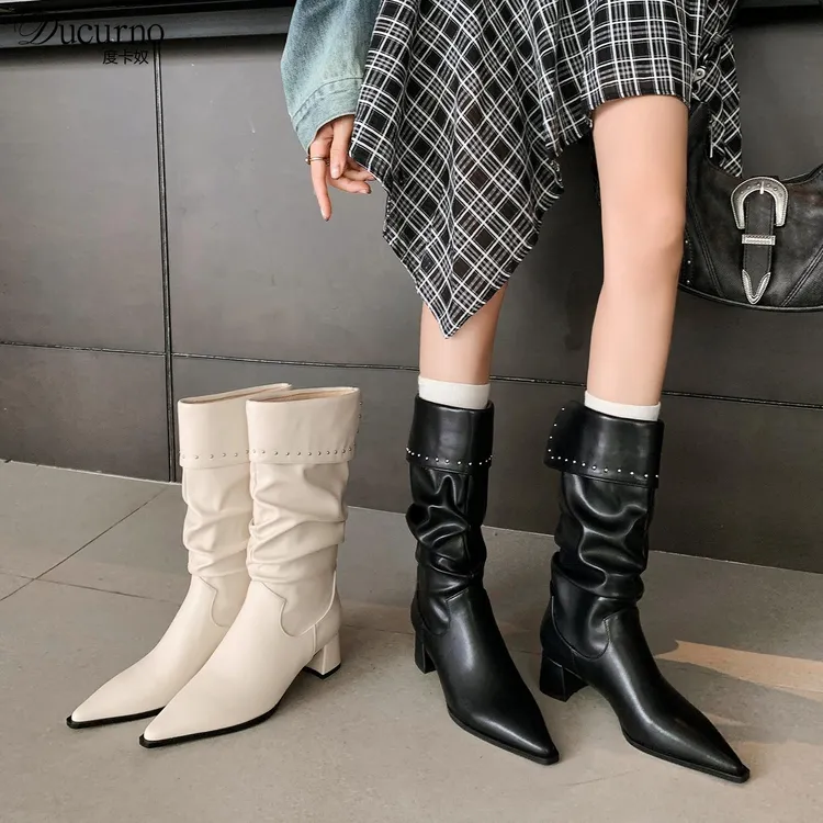 白色方头粗跟西部堆堆靴女2025新款欧美高跟中筒靴铆钉显瘦骑士靴