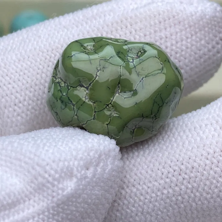 湖北十堰原矿绿松石精品菜籽绿随形配饰无优化