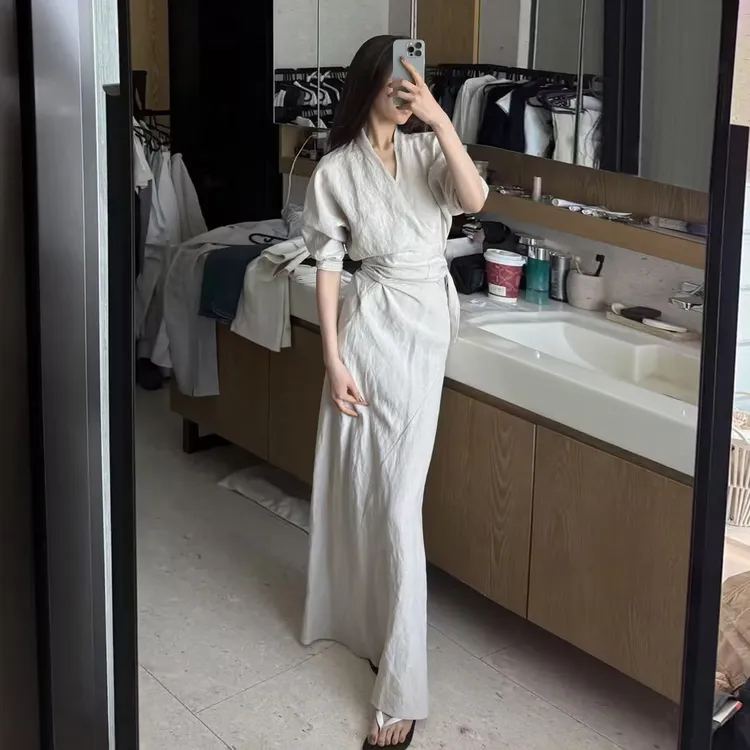 ROMI STUDIO“随性自然”雨露麻肌理微皱收腰亚麻连衣裙RW25SLG0065