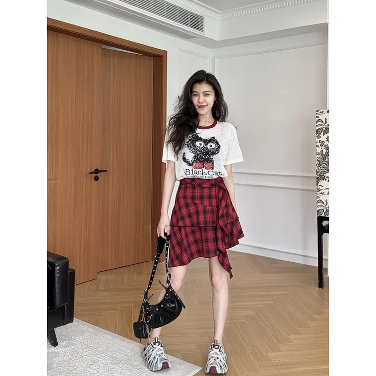 【现货】张阿星竹节麻减龄小猫印花针织短袖+红格子遮肉不规则裙裤 
