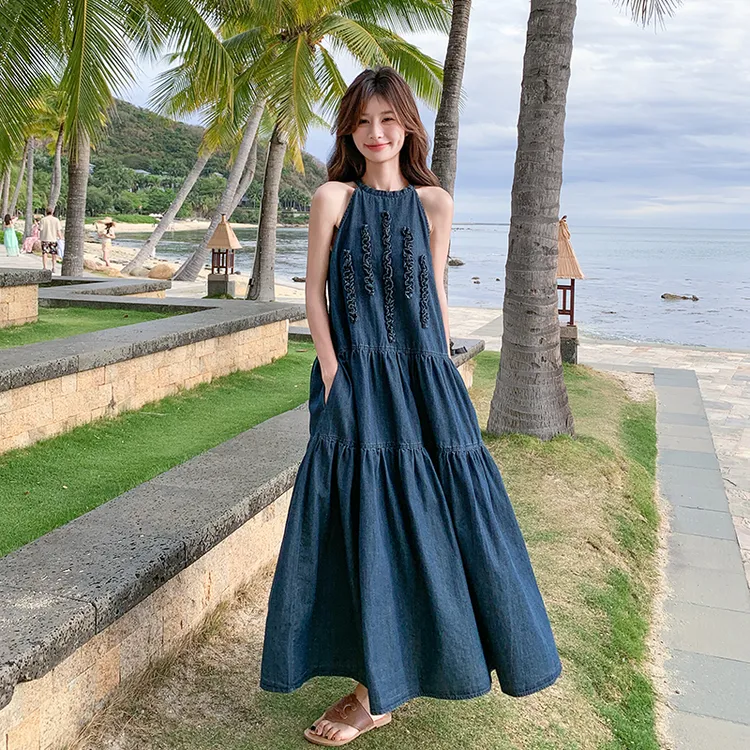 蓝色牛仔挂脖连衣裙女2025年夏季新款时尚独特绝美超火设计感裙子