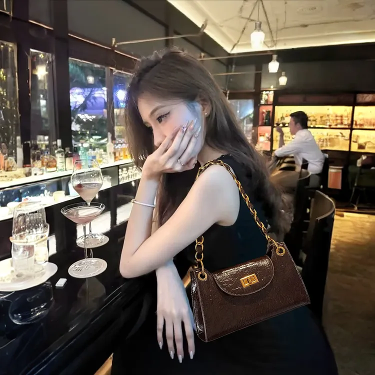 咖色超火精致链条腋下包包女式2025新款轻奢小众高级感通勤斜挎包