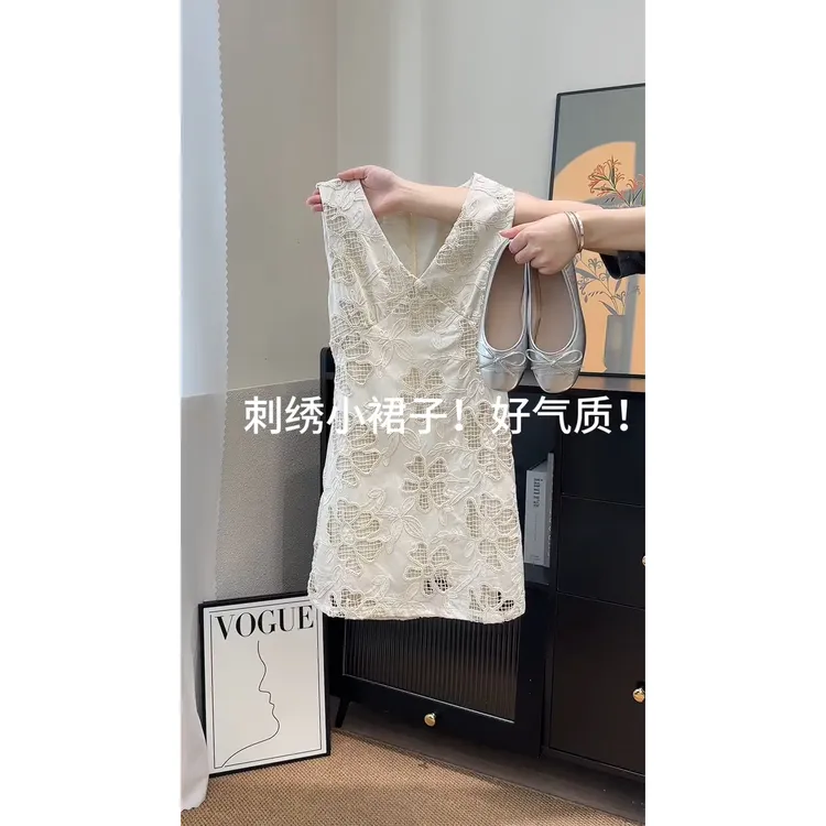 法式镂空花朵V领连衣裙女2025夏季新款气质小众修身短款叠穿裙子
