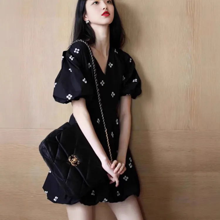 黑色气质夏季花朵短袖领后妈裙子女连衣裙2025年新款小个子减龄