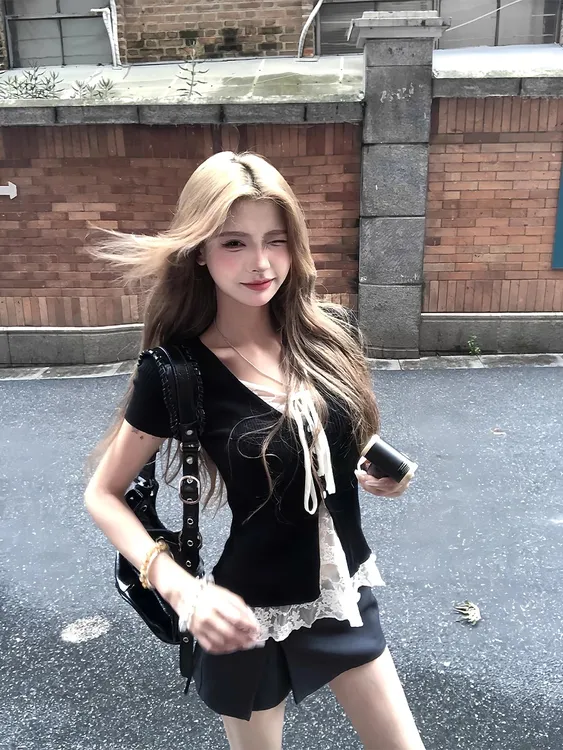 美式甜酷风蕾丝拼接v领短袖t恤女夏季独特修身显瘦短款假两件上衣