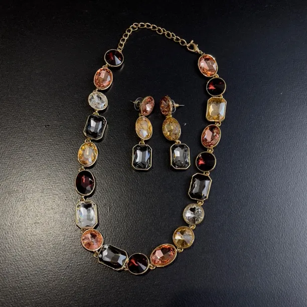 喜看优选复古轻奢镶钻方形颈链气质小众夸张多彩项链新娘饰品