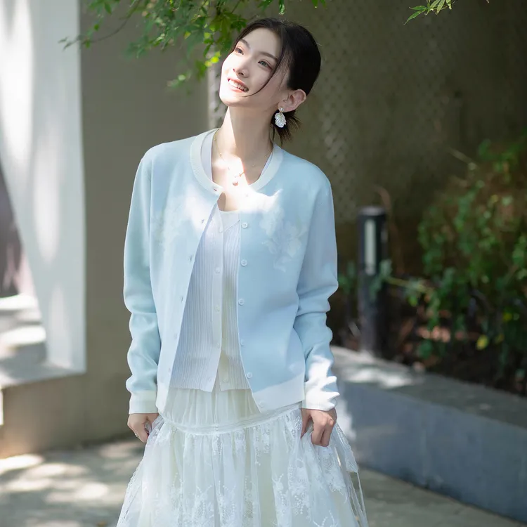 拜托鹿先生蓝鸢｜2025秋冬蓝白手绘刺绣提花花朵纽扣针织开衫外套