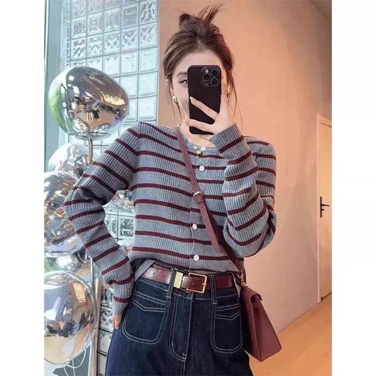 秋季新款条纹圆领扣子开衫针织衫女设计感小众洋气百搭打底衫上衣