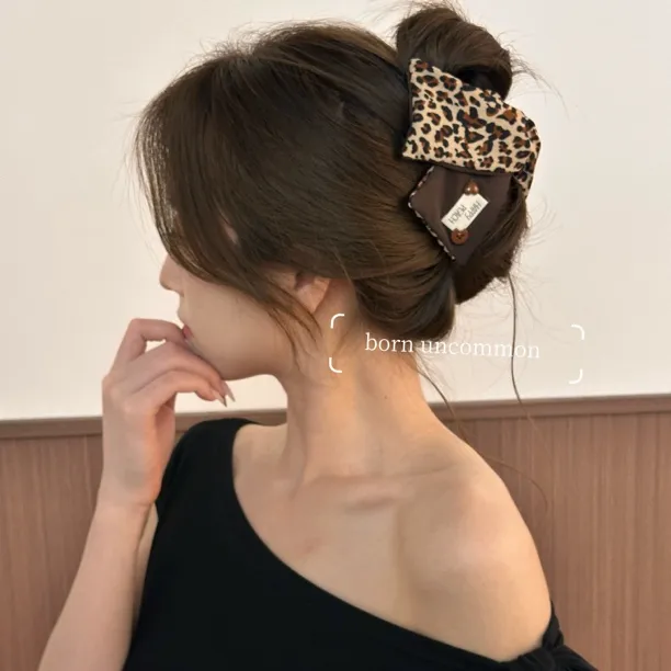 原创豹纹饼干包边三角抓夹女2025新款秋冬气质后脑勺盘发鲨鱼夹子