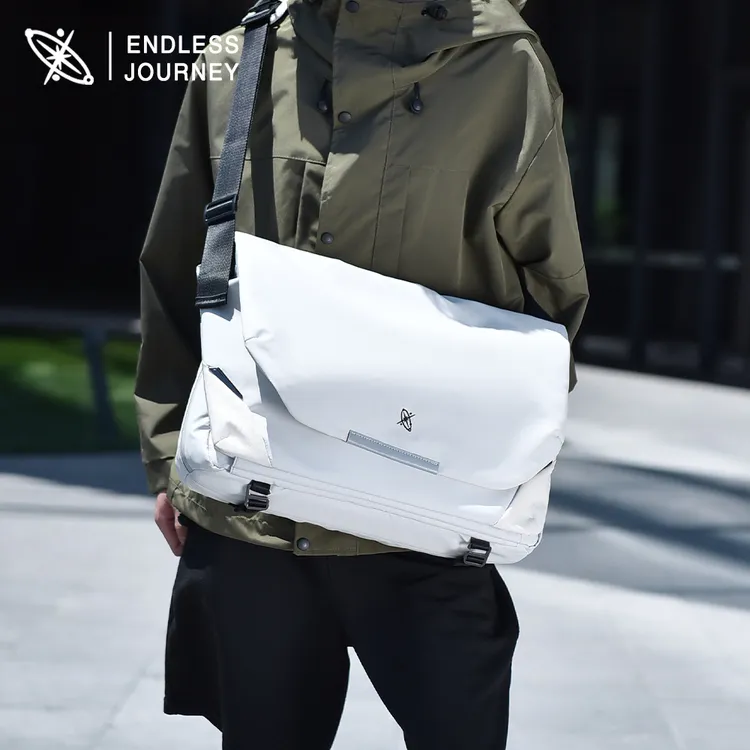 磁吸扣单肩包高级感邮差包15-16寸电脑包男士潮流运动包斜挎包包