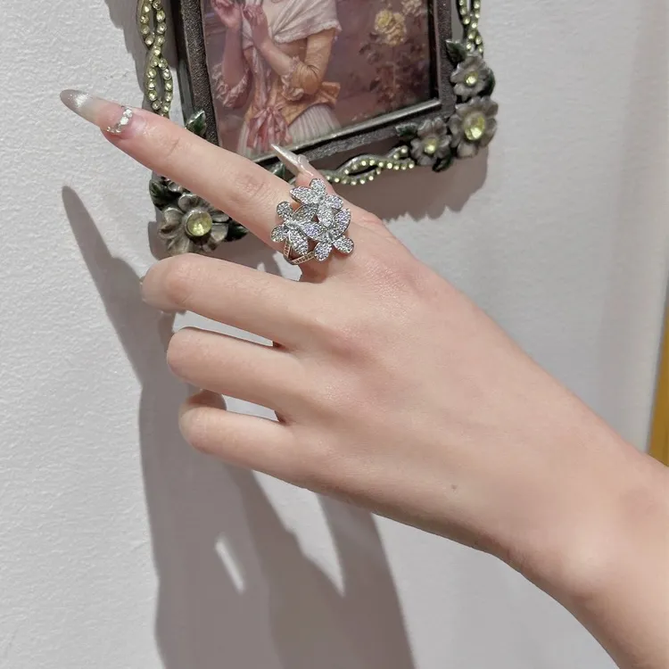 铜合金戒指 2025新款花朵闭口戒指精致通勤超闪指环甜美公主指环