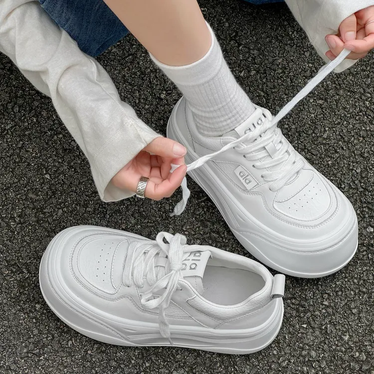 软糯糯韩版甜酷厚底小白鞋女软底增高休闲板鞋百搭显瘦面包鞋子秋