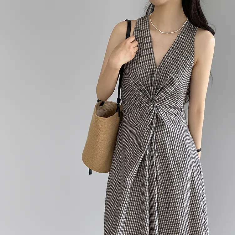 2025法式复古气质裙子格子V领无袖连衣裙女夏高级感质感背心长裙