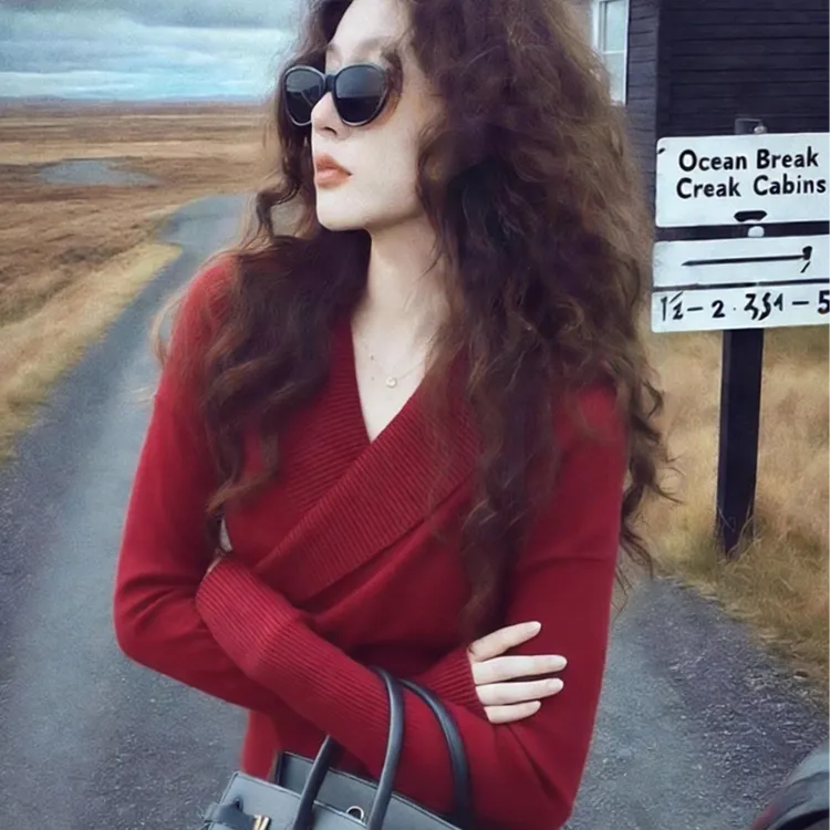 法式气质V领红色针织毛衣2025秋冬新款慵懒风氛围感穿搭上衣女装