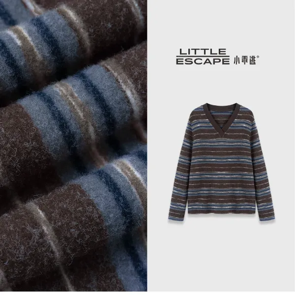 小乖逃休闲时尚咖色条纹卫衣V领长袖毛绒感冬季宽松百搭款N95337