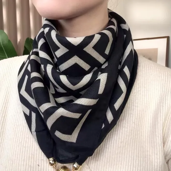 新款磁吸扣方巾秋冬护颈小围巾女款磁吸扣三角围脖高级感防风围脖