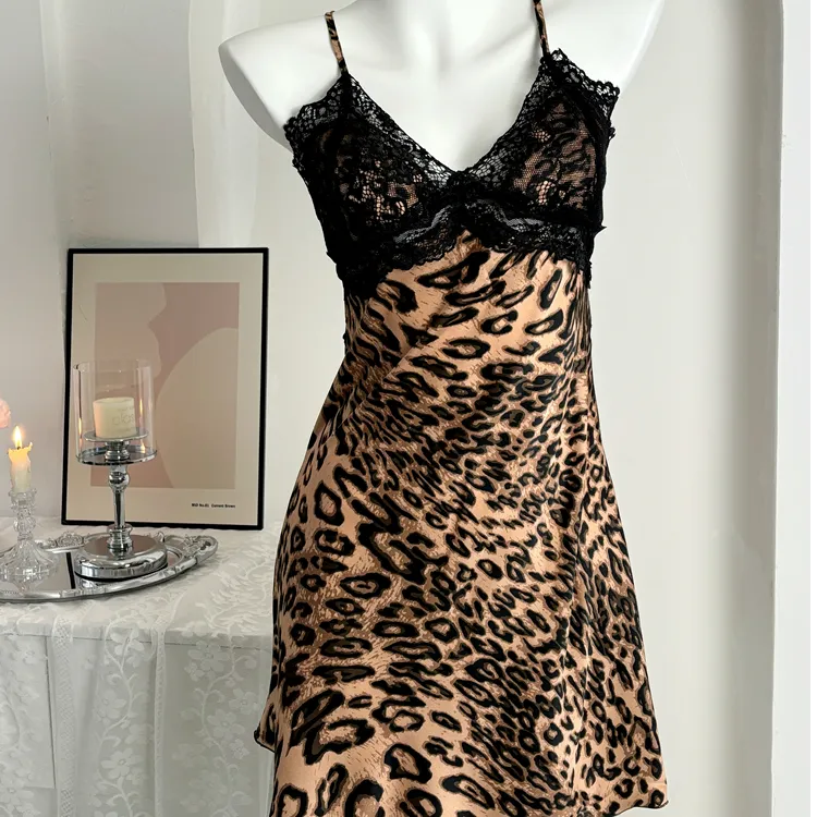 性感睡衣女款夏季冰丝豹纹蕾丝吊带睡裙纯欲风高级感家居服带胸垫