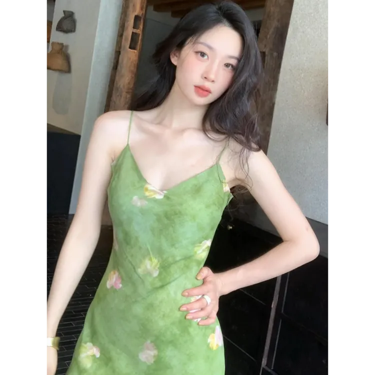 2025夏季新款法式优雅浪漫复古无袖V领收腰显瘦碎花吊带连衣裙女