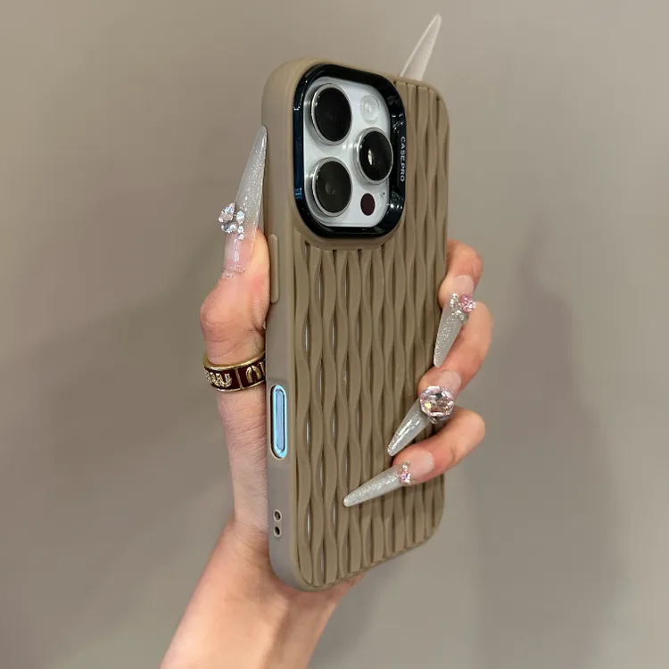 卡其色镂空栏栅壳适用iPhone16手机壳苹果15散热14promax/13软壳